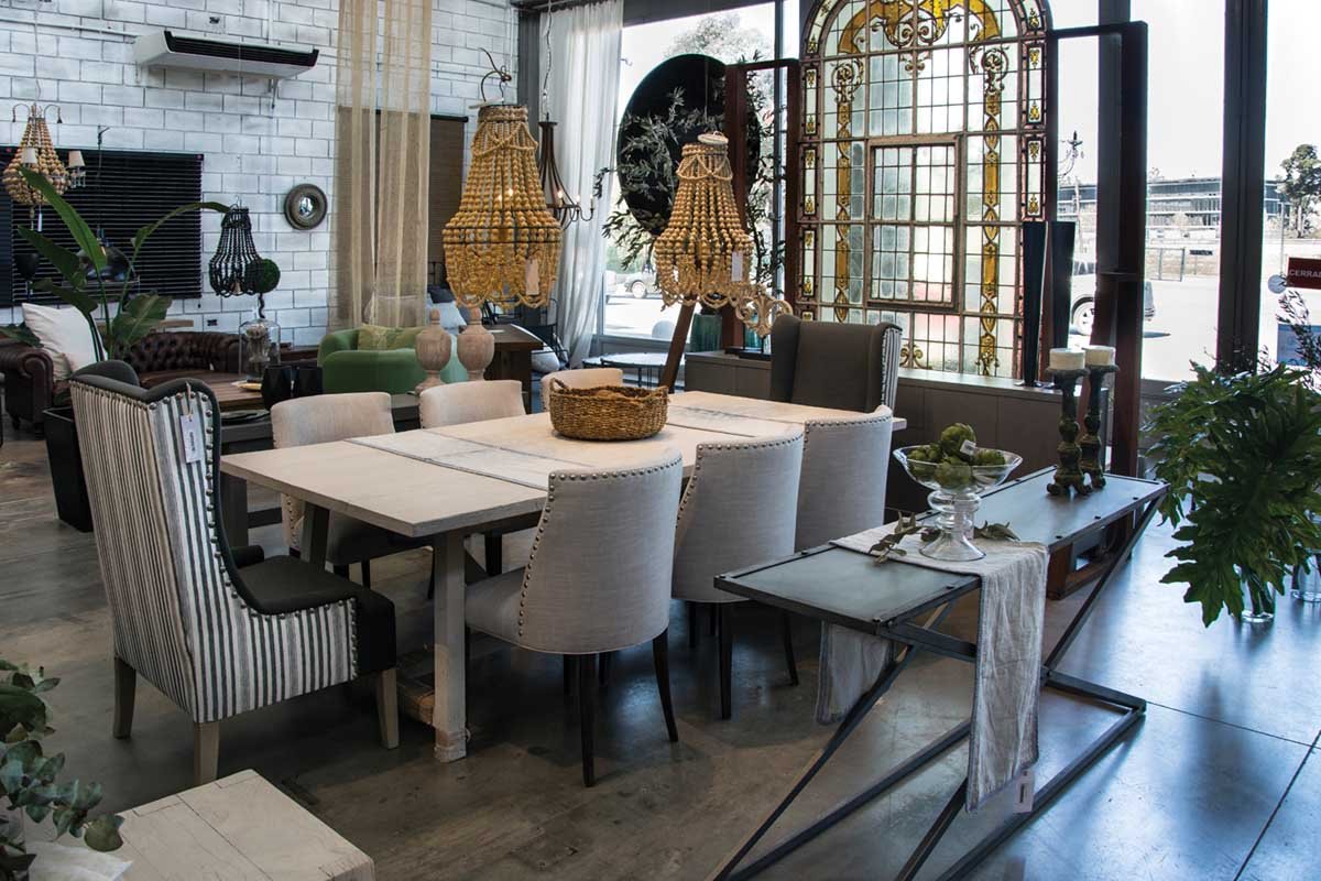 COMEDOR: armado con mesa rectangular de madera nativa, te&ntilde;ida; sillas laterales y silloncitos cabeceros tapizados con lino. Como apoyo, consola industrial, con patas dise&ntilde;o tijera